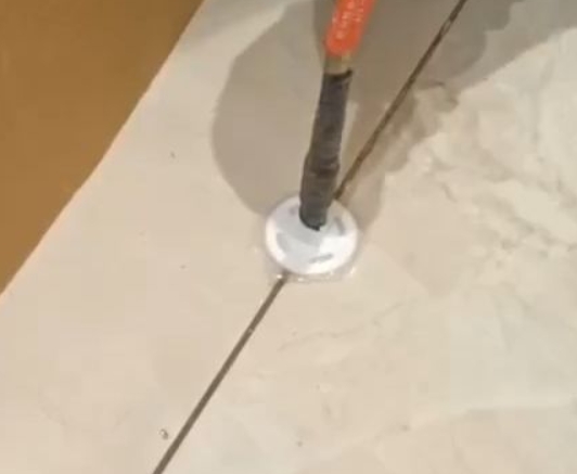 河南瓷砖空鼓维修公司专业解答瓷砖在铺贴过程中，如果没有涂抹均匀到位的粘结材料（如水泥砂浆或瓷砖胶），可能会导致以下问题