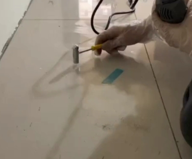 河南瓷砖开裂维修公司专业分享瓷砖在铺贴前如果没有沥干水分，将会导致以下问题